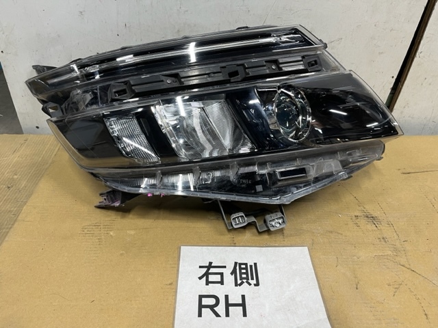 トヨタ VOXY ヴォクシー ZRR80 右ヘッドライト ヘッドランプ LED 81110-28D21 81130-28D21 28-229_画像1