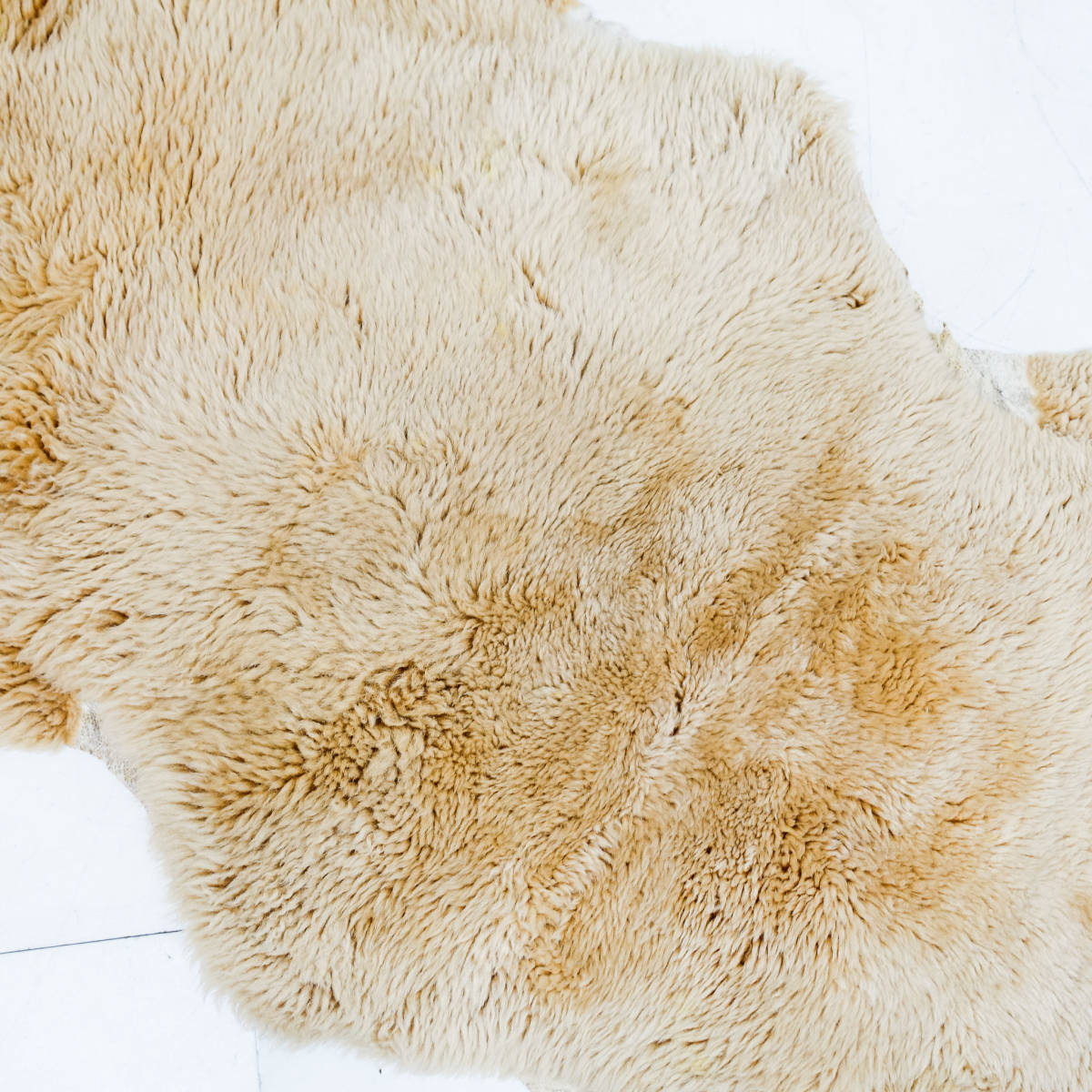 ムートンラグ サイズ:約73×195cm ふわふわ 厚手 ラムウール 天然羊毛 長毛 シープ ラムスキン ラグマット 敷物 絨毯 ボリューム K3229_画像3