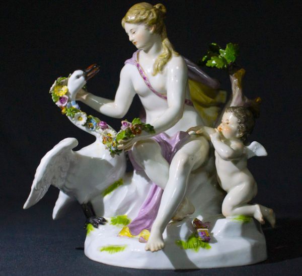 オールドマイセン フィギュリン ギリシャ神話「レダと白鳥」大変美しく見惚れる人形　ボタン剣　希少品