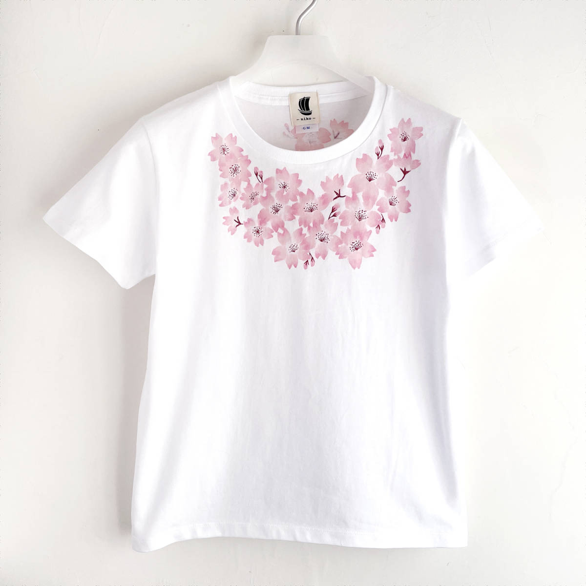 レディース Tシャツ Mサイズ 白 コサージュ桜の花柄Tシャツ 手描きTシャツ_画像1