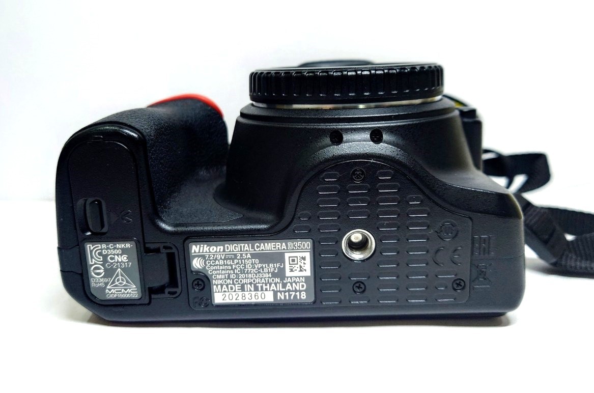 Y-39810N Nikon カメラ カメラレンズ D3500 DX NIKKOR 70-300mm 1:4.5-6.3G ED ニコン 充電器 保管品 現状品 通電確認済の画像4