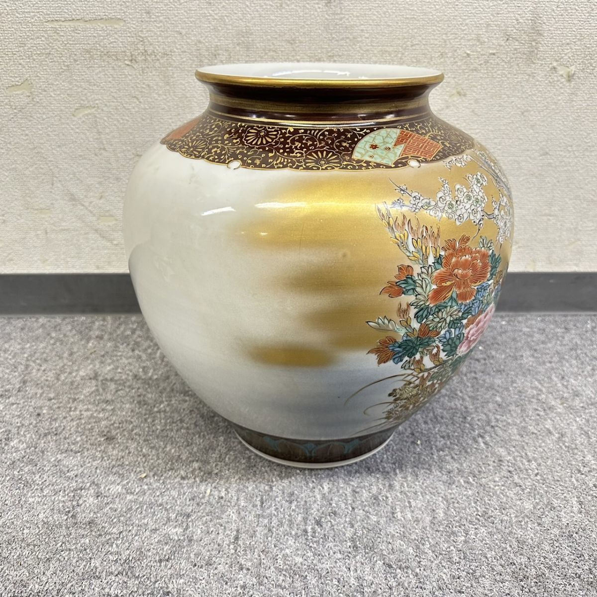 T606-I39-2861 九谷錦水 九谷焼 錦水 金彩色絵 花鳥図 壺 花瓶 花器 共箱付き サイズ(約)32cm×22cm×22cm_画像3