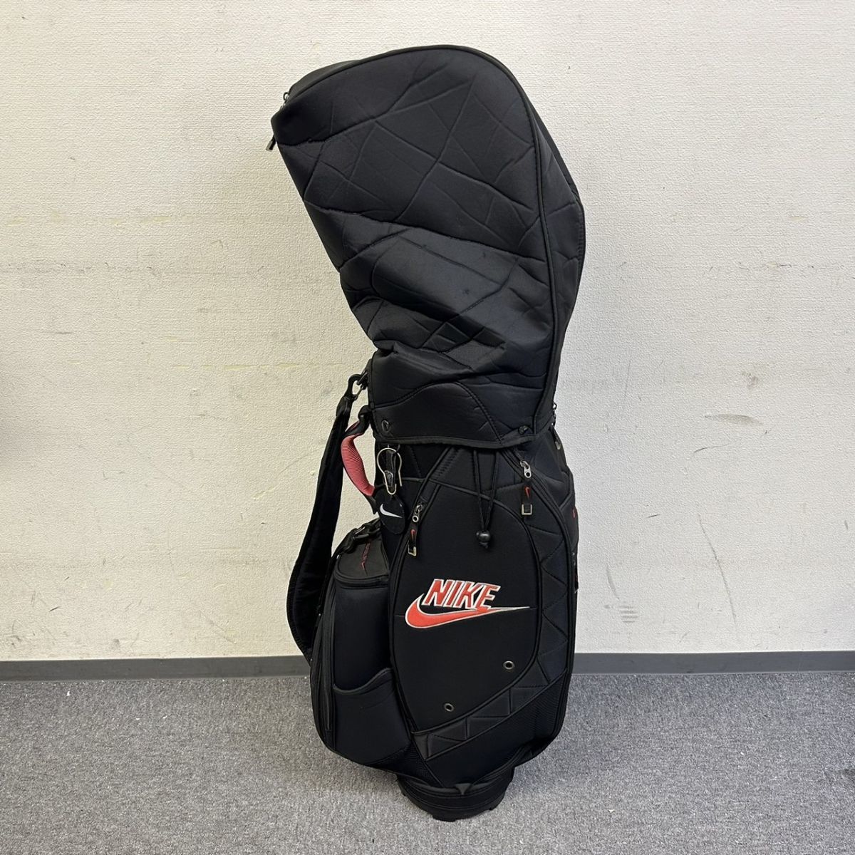 V608-T088947-7 NIKE GOLF ナイキ ゴルフ ゴルフバッグ キャディバッグ 4分割 ブラック×レッド サイズ(約)127cm×22cm×39cm_画像3