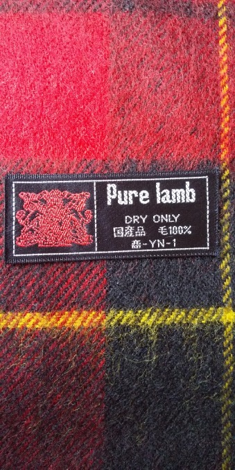 ☆Pure lamb 軽くて暖かい 赤色チェックマフラー 国産品　毛１００％　 未使用_画像2