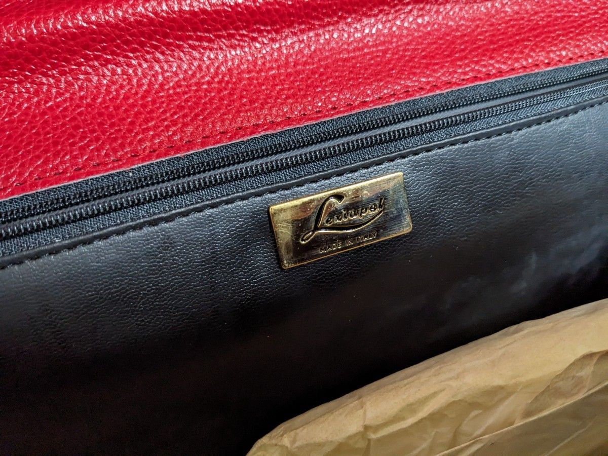 新品・タグ付き【Lexiapel】ハンドバッグ　イタリア製　ベルトデザイン　南京錠　赤　