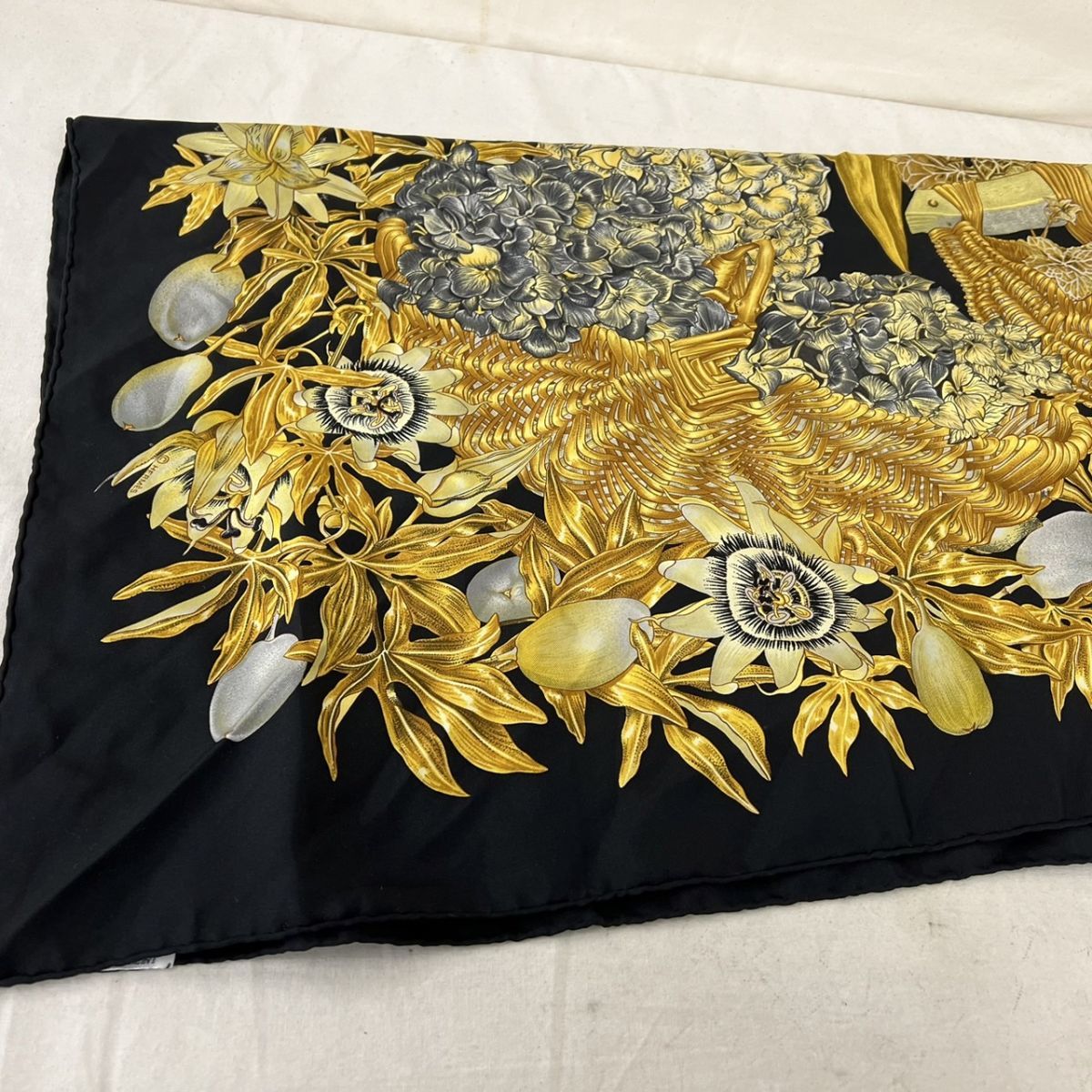 F208-H11-1552◎ HERMES エルメス PASSIFLORES 100%SILK シルク スカーフ ファション小物 服飾小物 縦約88cm 横約88cm_画像5