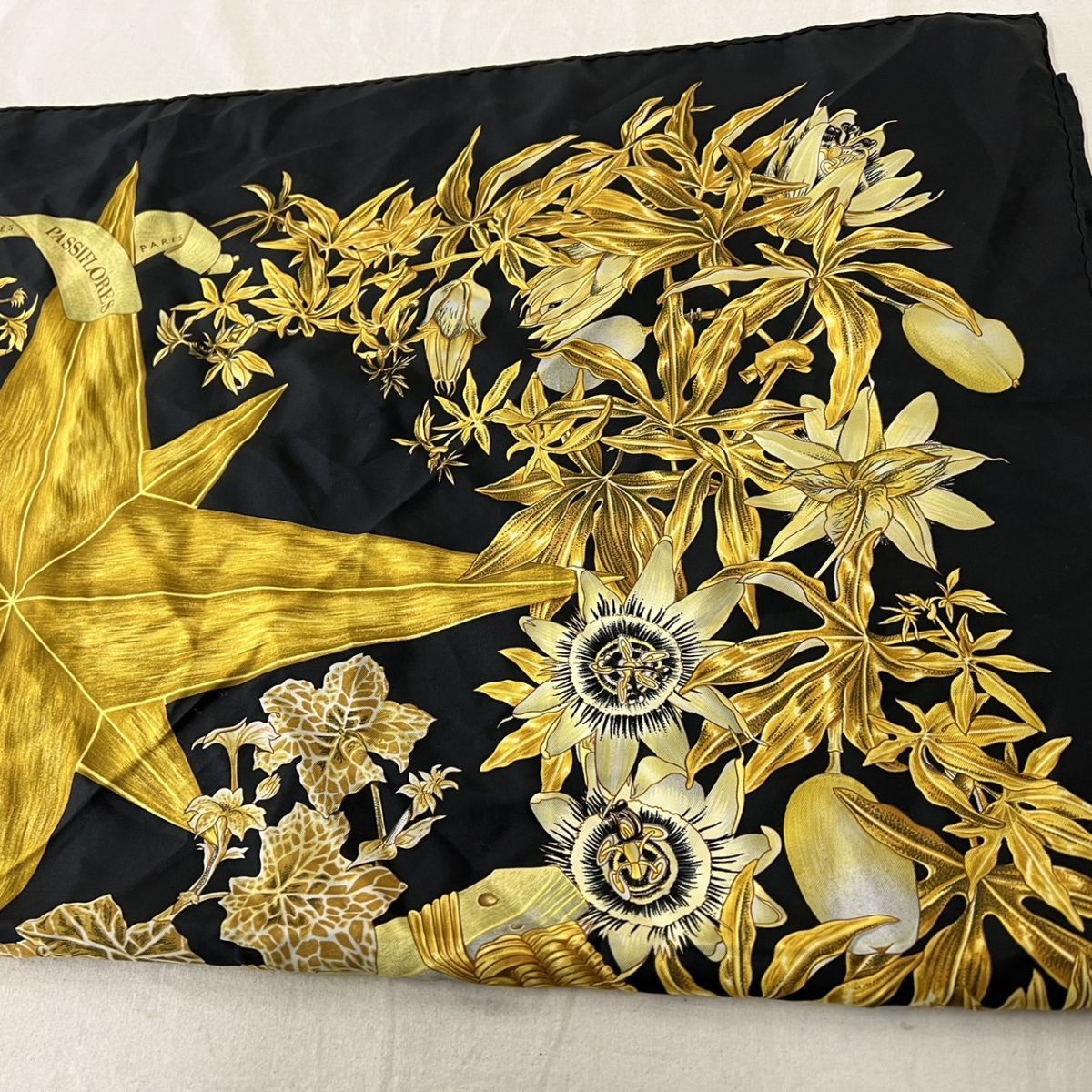 F208-H11-1552◎ HERMES エルメス PASSIFLORES 100%SILK シルク スカーフ ファション小物 服飾小物 縦約88cm 横約88cm_画像4