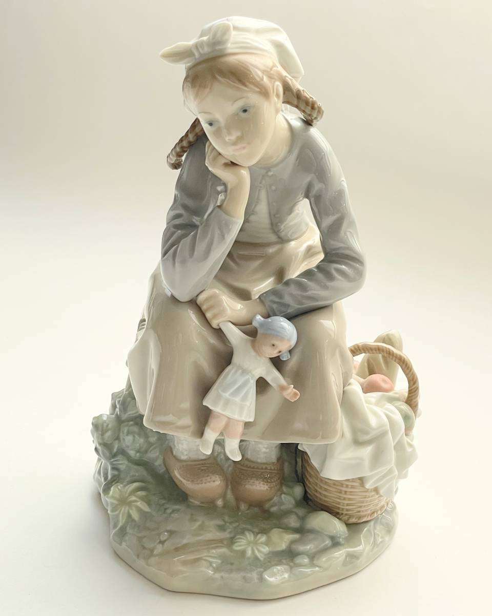 LLADRO リヤドロ 1211 人形を持つ少女 GIRL WITH DOLL フィギュリン_画像1