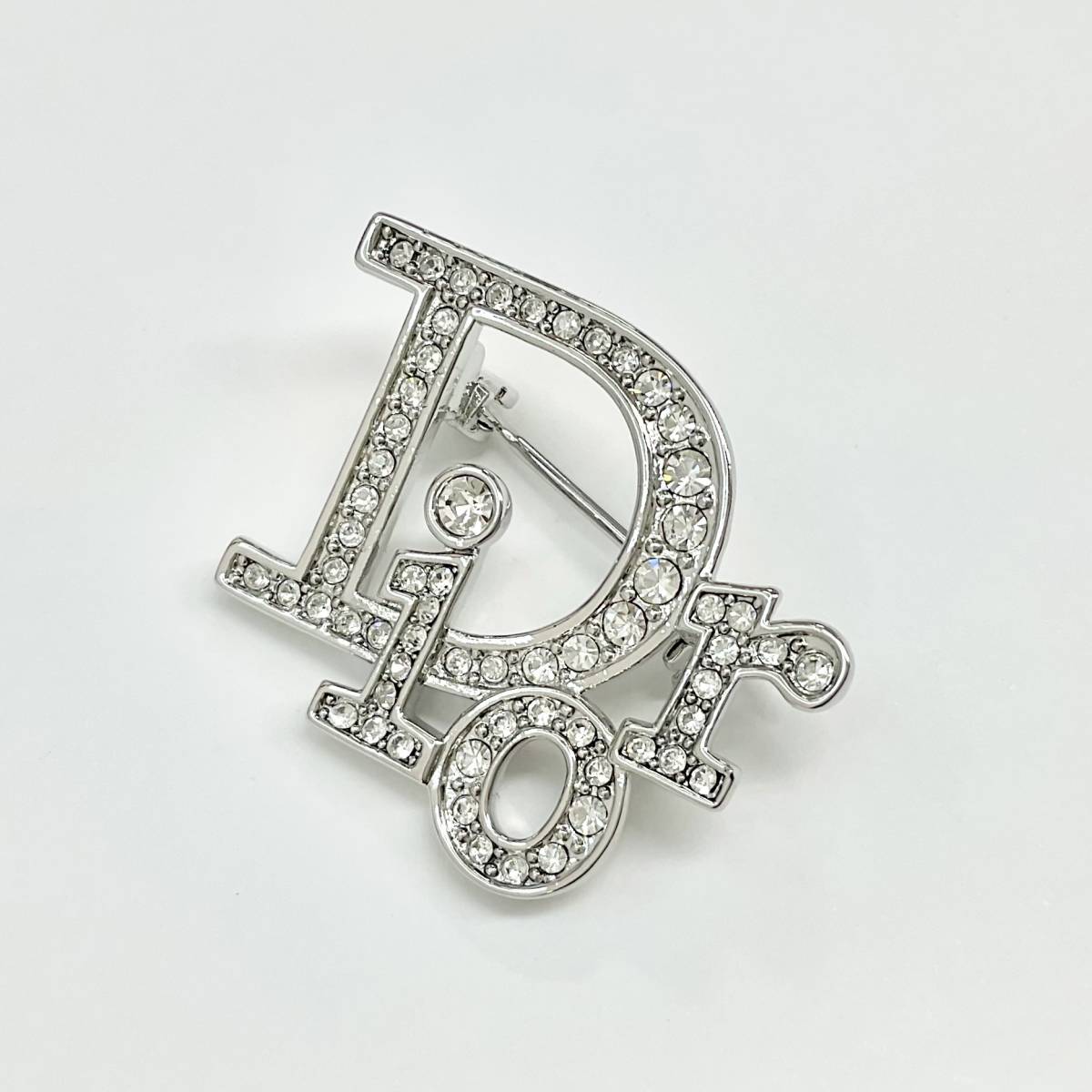 8066 Christian Dior Logo стразы брошь серебряный 