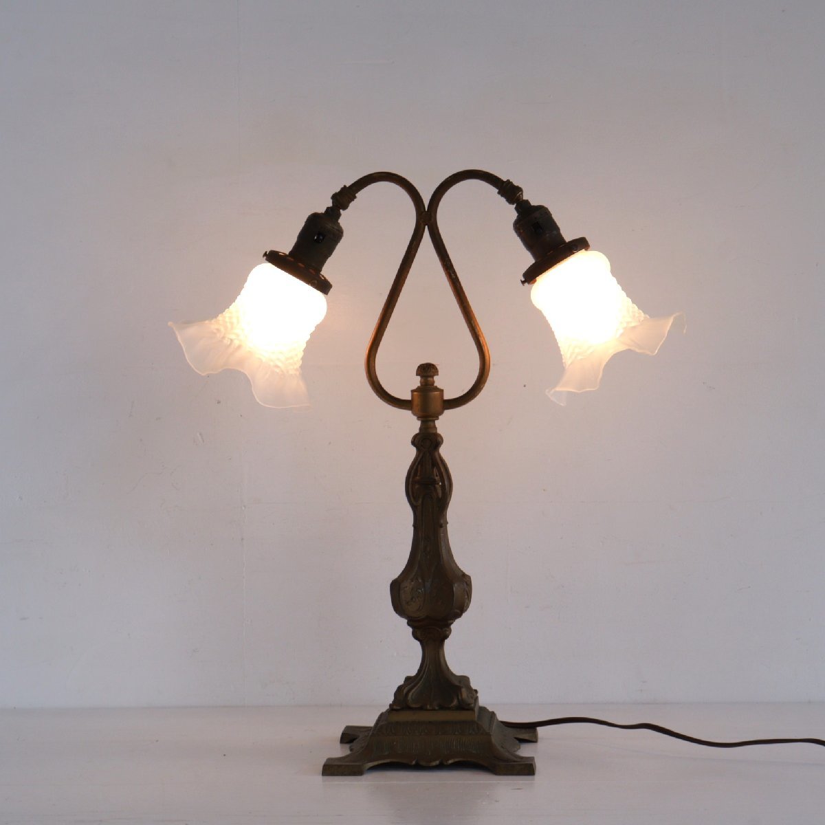 アメリカ アンティーク 真鍮製 テーブルランプ / フラワーガラスシェード 照明 角度調整可 アジャスタブル ツイン 2灯 #506-7-606