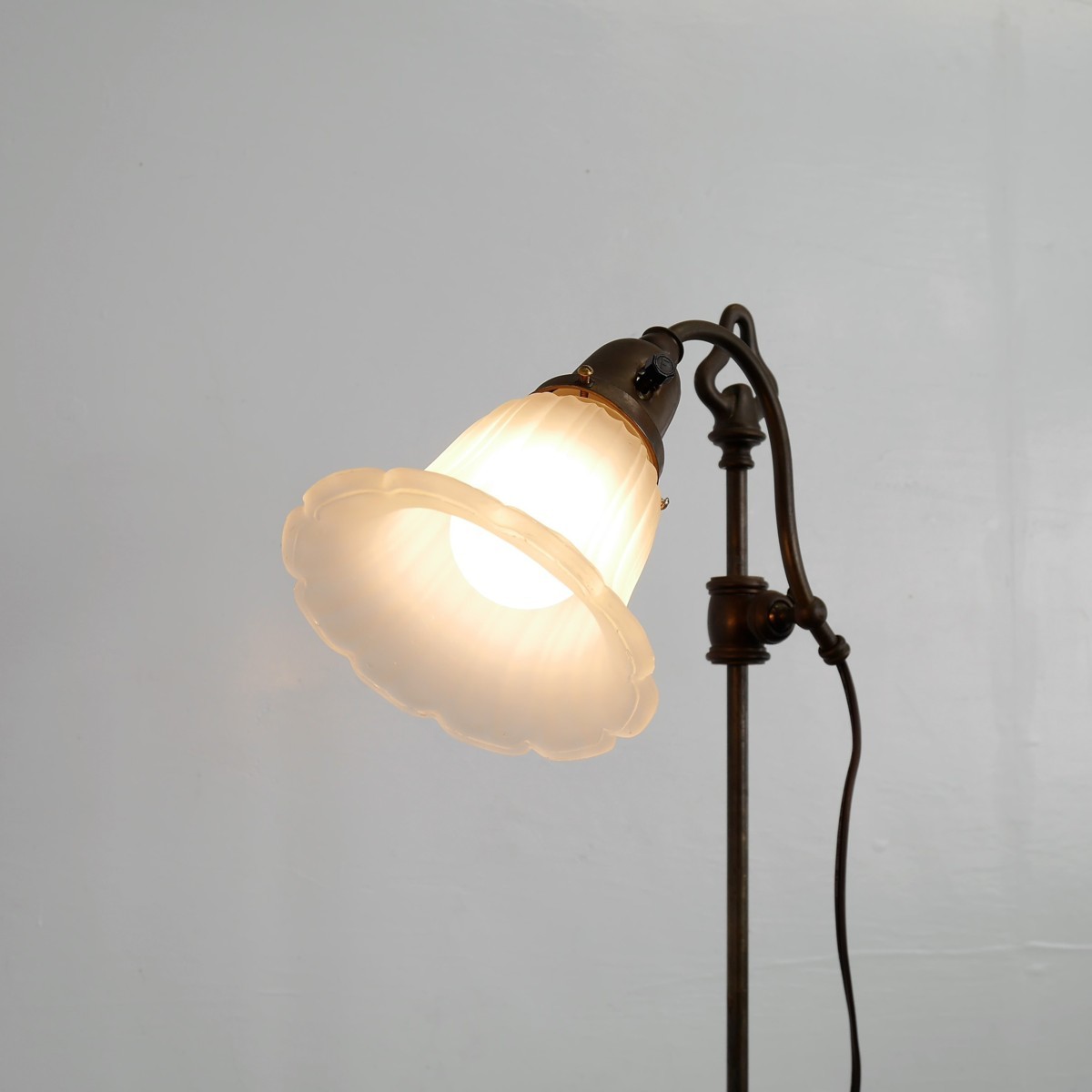 #4285　アメリカ　1920s-30s　フロアランプ　アンティーク照明　フロストガラスシェード　スタンドライト　間接照明_画像5