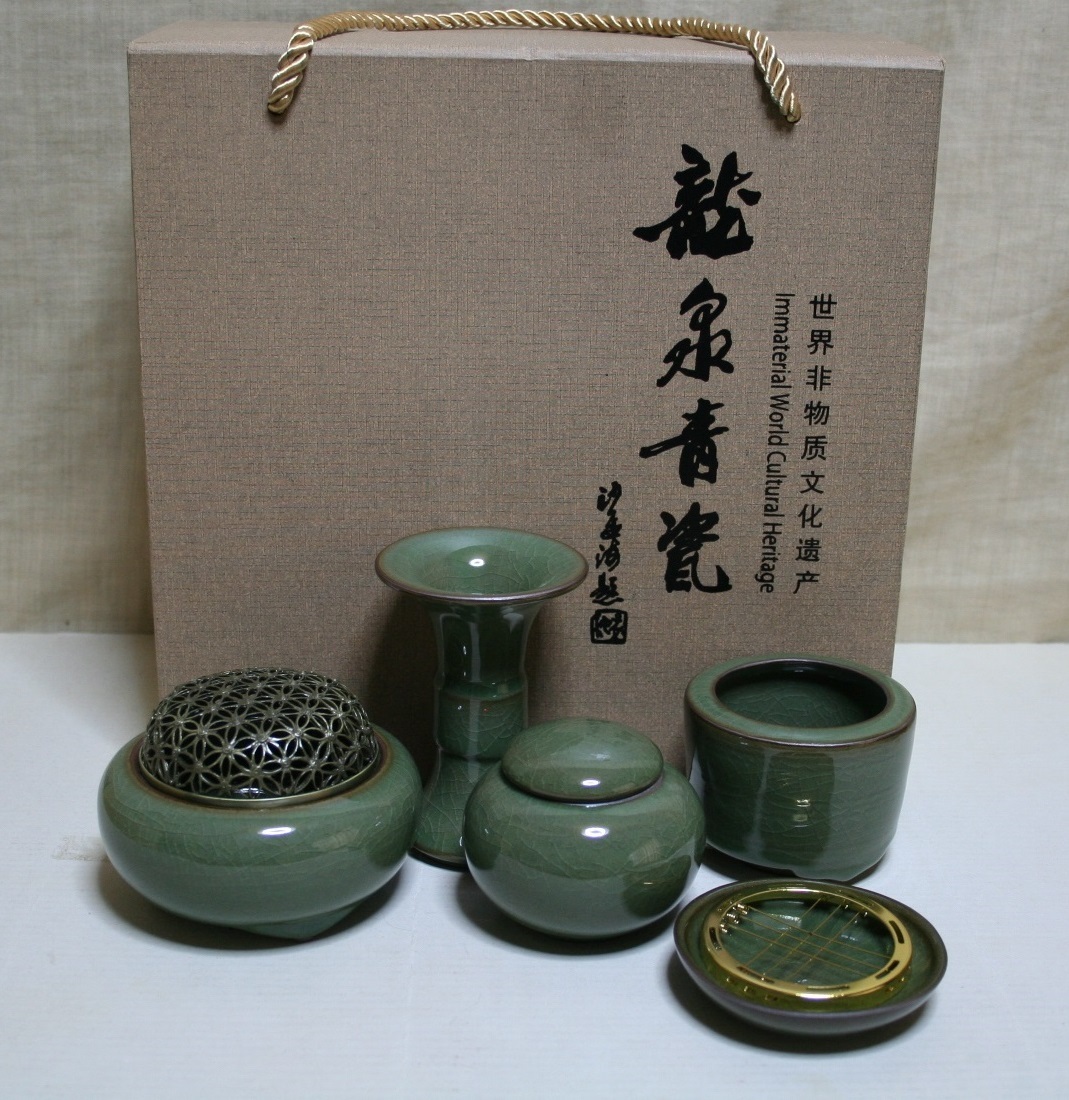  censer dragon Izumi celadon purple kiln . road . case . equipment P147