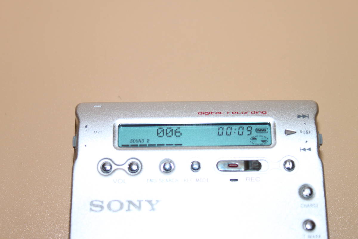 再生確認済み　SONY　ソニー　MZ-R910　MZ-R900　計2台　MDプレーヤー　再生正常　外付け乾電池ケース付　【3149】_画像3
