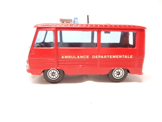 solido 380 PEUGEOT J7 AMBULANCE DEPARTEMENTALE Solido Peugeot J7 ambulance ( box attaching ) postage extra 