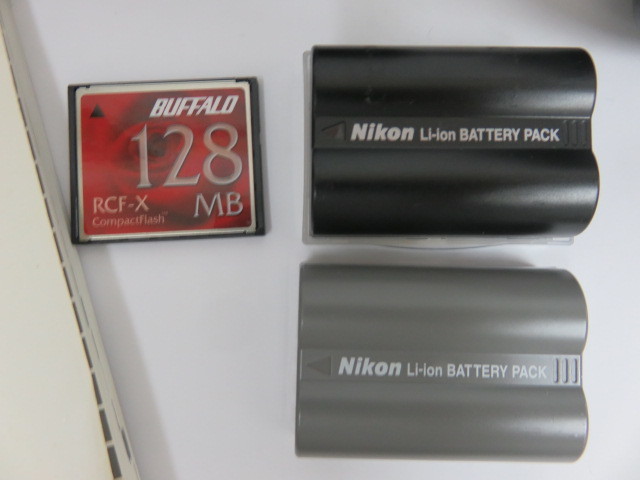 #57160 Nikon ニコン D100 　シャッター動作 撮影確認済み　中古品　取説 充電器 コンパクトフラッシュバッファロー128MB付_画像3
