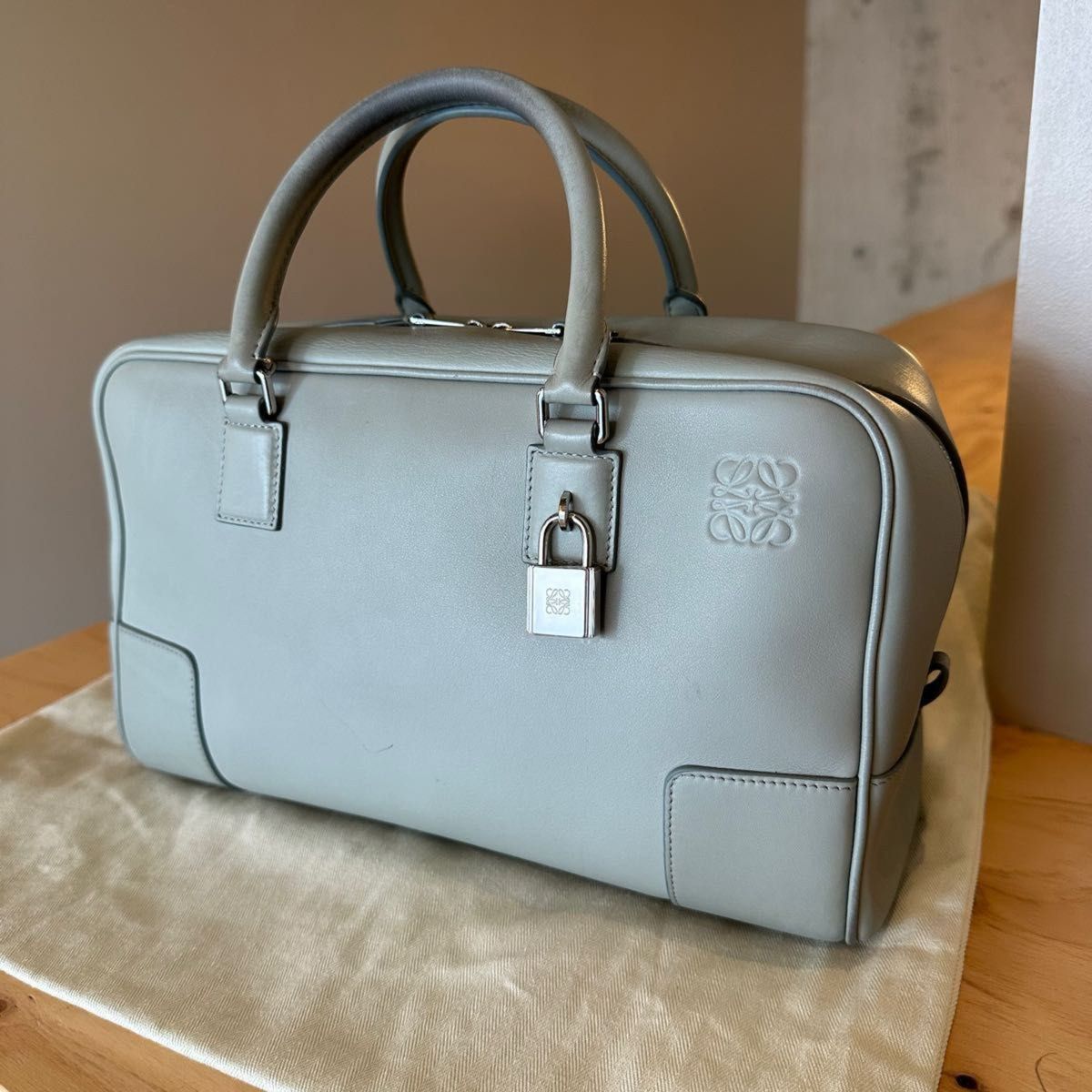 LOEWE アマソナ28 ナパカーフ　アッシュグレー　新モデル　ショルダーバッグ