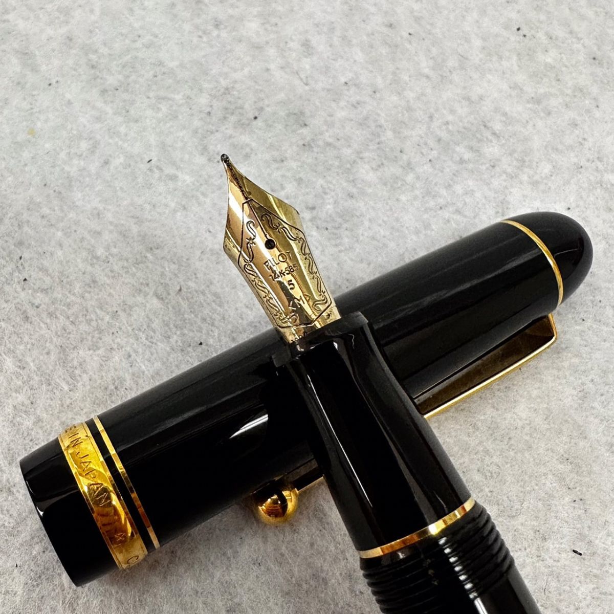 G632-D2-211 ★ PILOT パイロット 万年筆 ペン先 14K 585 刻印 ブラック×ゴールドカラー 日本製 文房具 筆記用具 ②_画像1