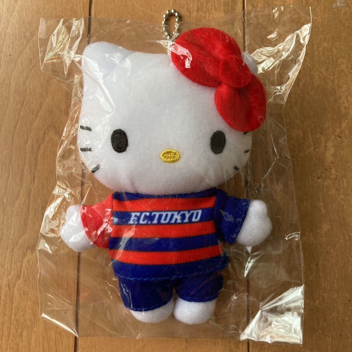 未使用　ハローキティ　Hello kitty ぬいぐるみFC東京コラボ ボールチェーン　_画像1