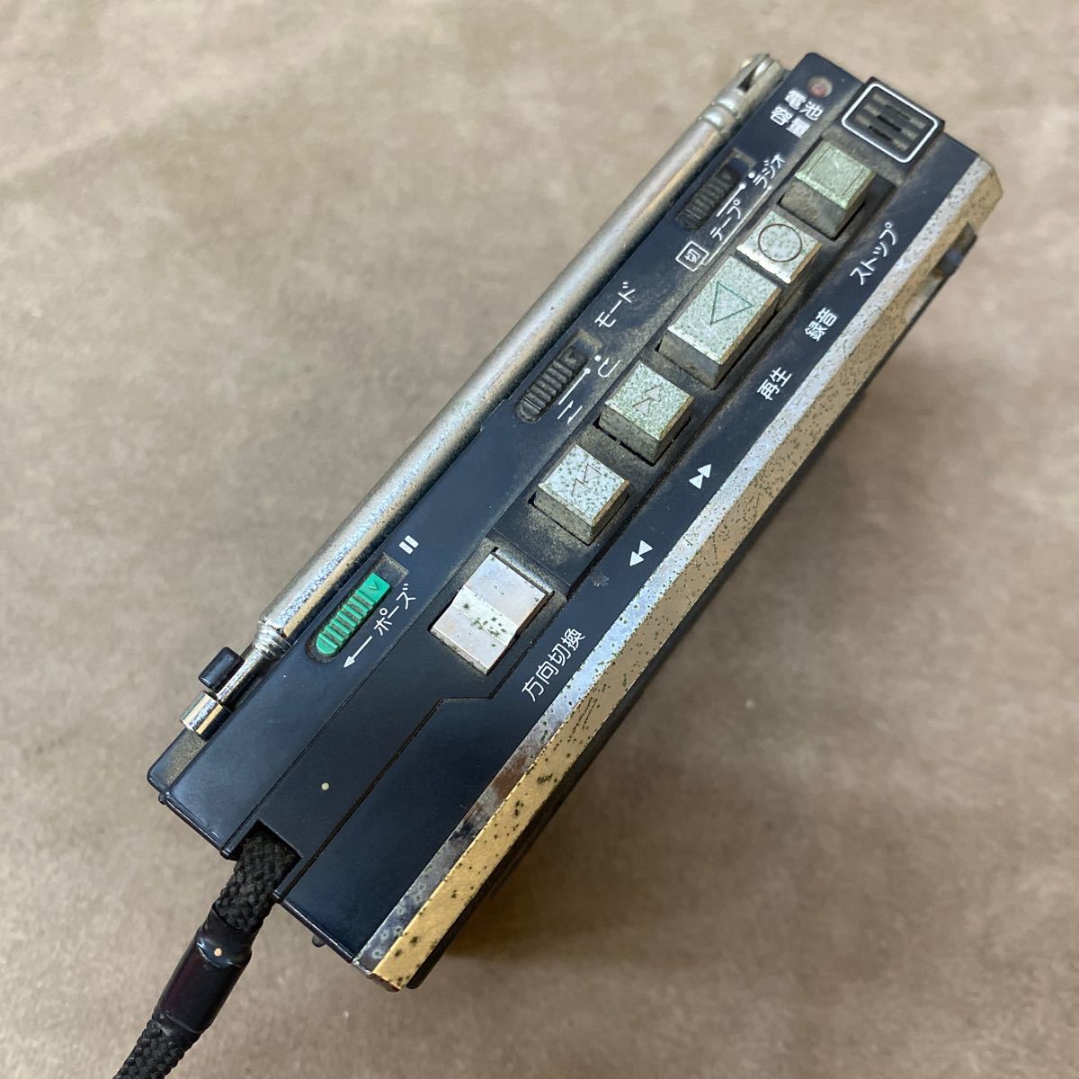 SANYO RADIO CASSETTE RECORDER MR-63サンヨー ラジオカセットレコーダー レトロ 通電可 動作不良 部品取り 小傷黴汚れ等 ジャンク品_画像3