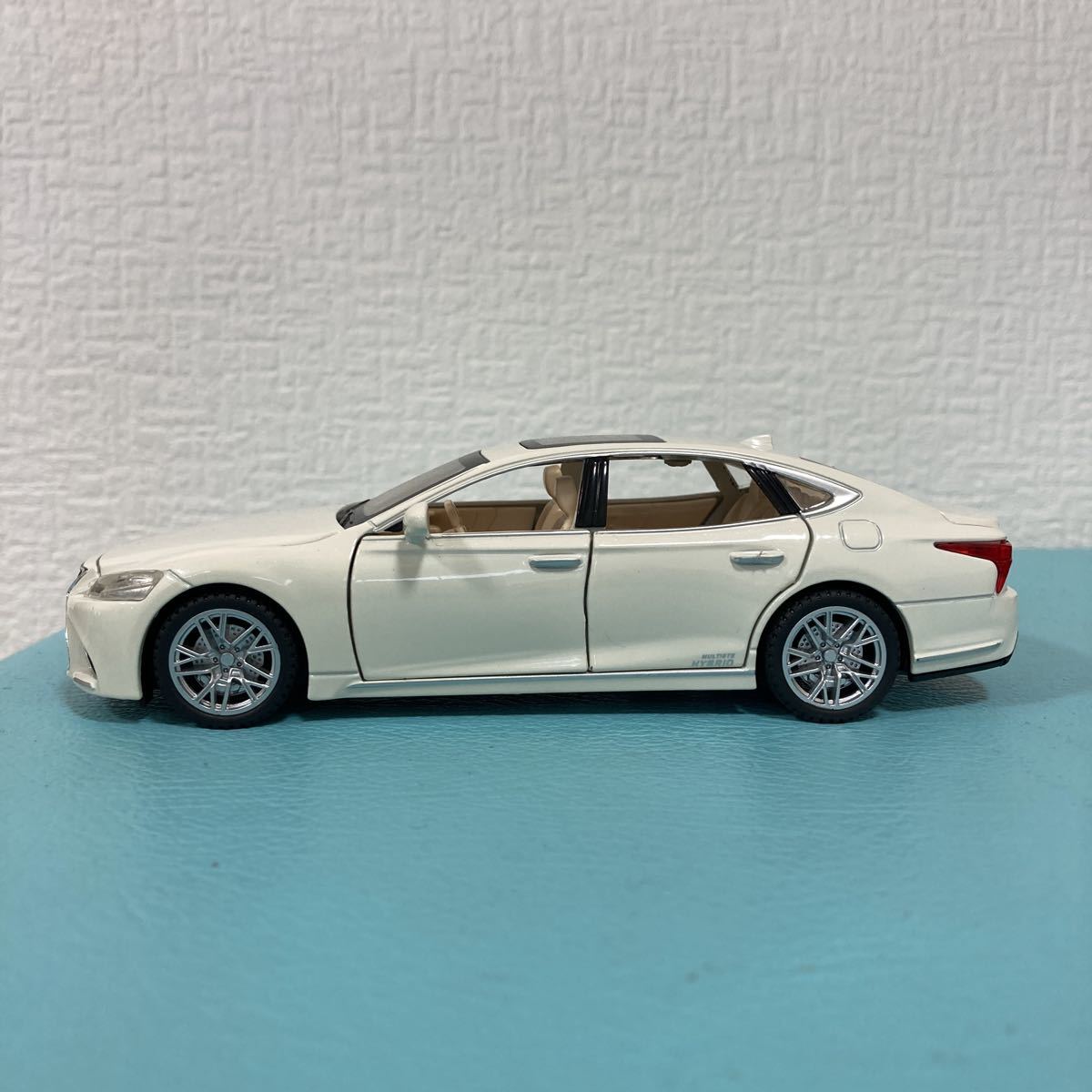 レクサス LEXUS LS500h ホワイト 1/32 ミニカー 電池3個プレゼント 送料無料_画像3