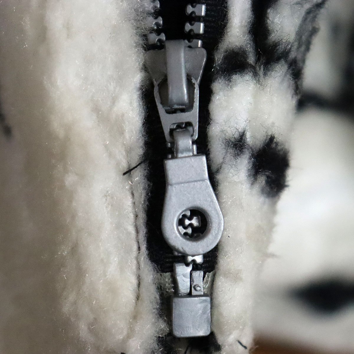 G11T/R10.23-5　イギリス製　ウルフ　狼柄　フリースジャケット　モコモコ　XLサイズ　メンズ　ジャンパー　アニマル柄_画像5