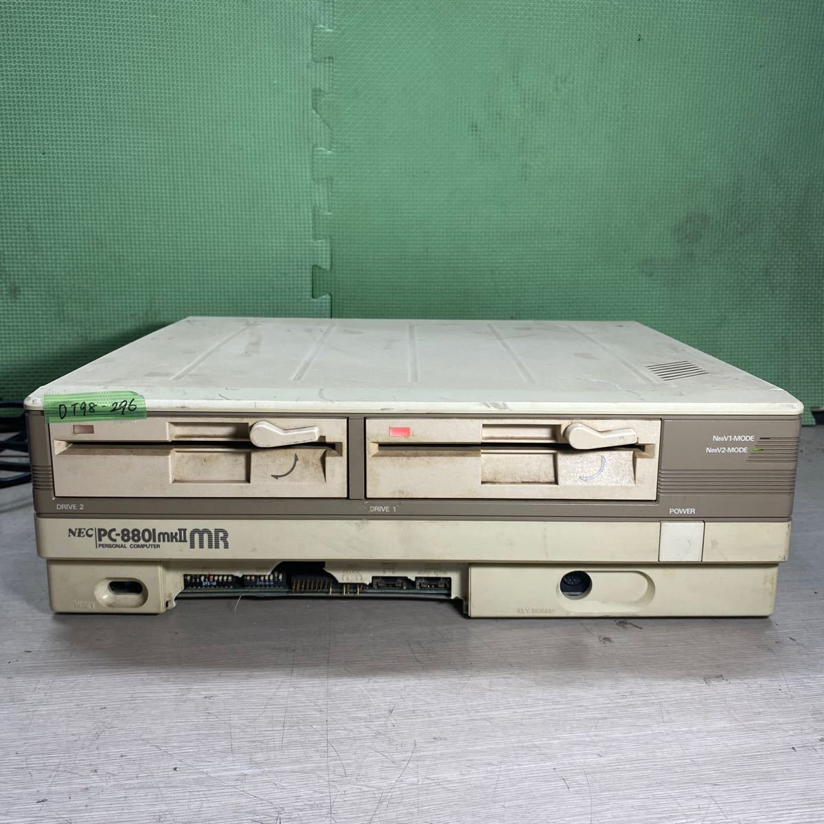 DT98-296 激安 PC98 デスクトップ NEC PC-8801mkII MR HDD欠品　通電確認済み　ジャンク_画像1