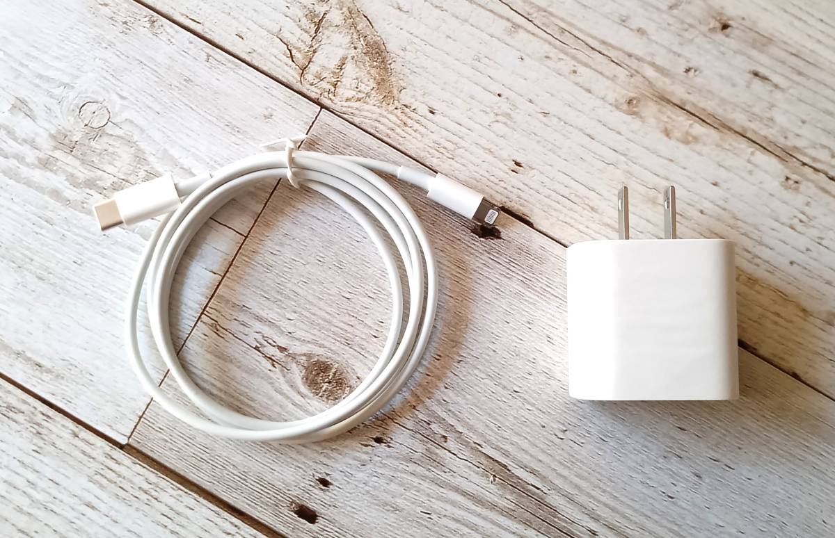 ♪♪★iphone★充電器★純正★Lightning USB-Type- C ケーブル付き★USB-C★急速充電器★iPhone各種機器対応★新品・未使用★♪♪_画像1