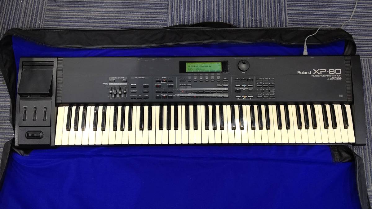 【現状品】Roland ローランド　シンセサイザー XP-80　MIDIキーボード　MUSIC WORKSTATION　ソフトケース付き　通電のみ確認_画像1