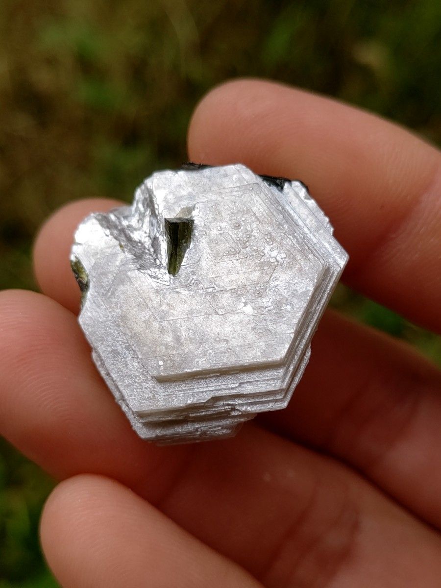 パキスタン 産 グリーントルマリン + モスコバイト 結晶 原石        標本鉱物