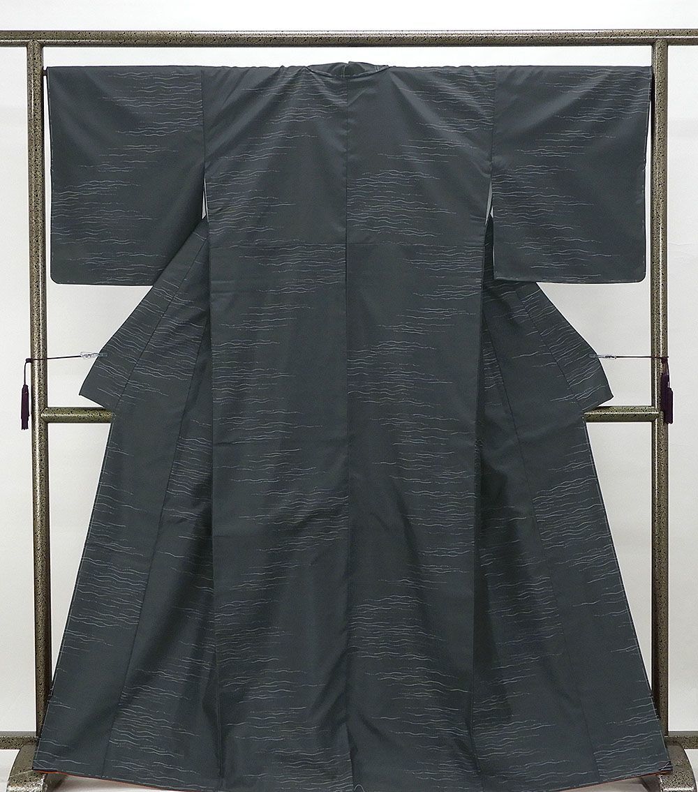 紬 未着用超美品 正絹 旗印 幾何揺らぎ縞模様 身丈164cm 裄丈67.5cm 縞大島紬 未使用 新古品 着物 カジュアル d0546