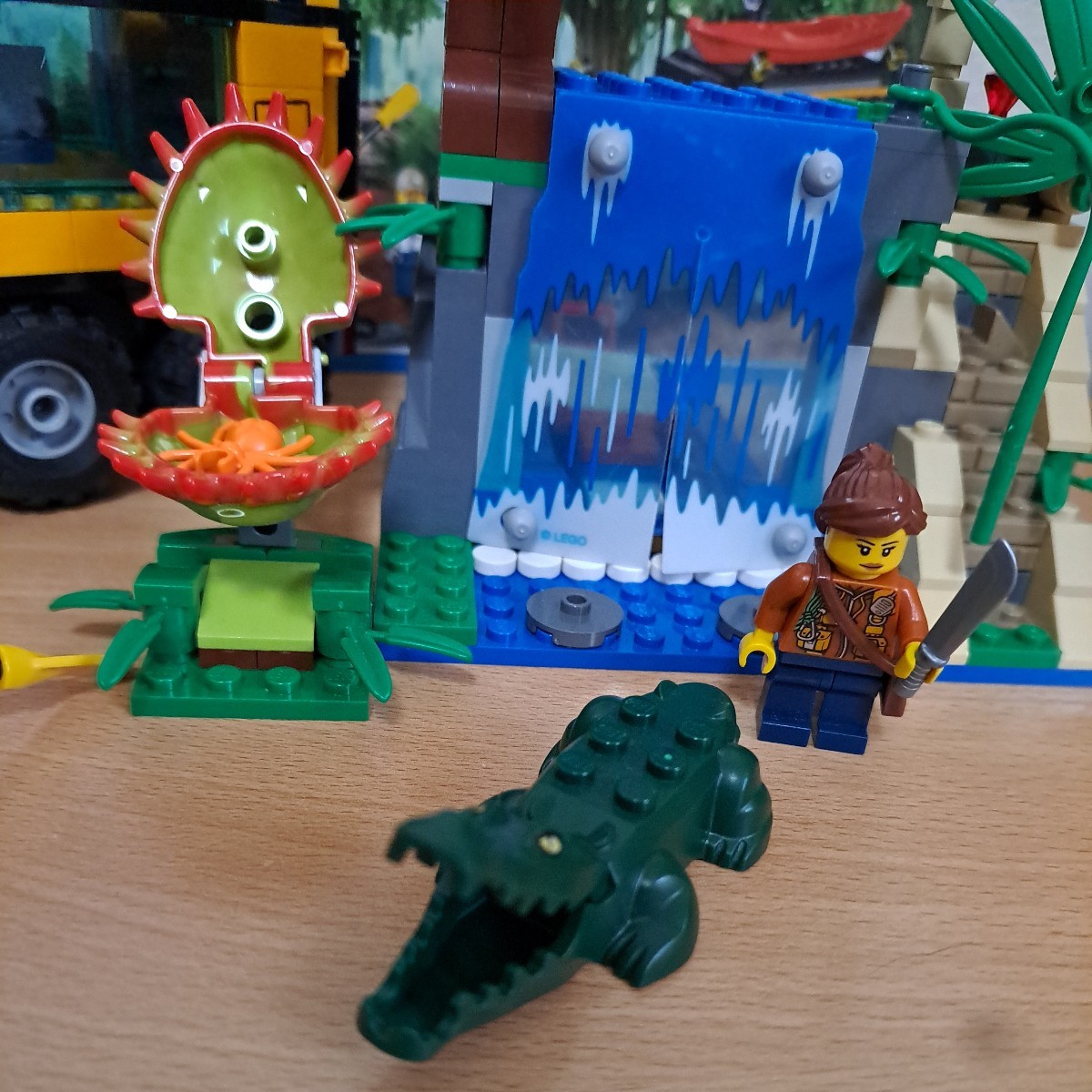 LEGO レゴ 60160 シティ ジャングル探検移動基地 トラック_画像3