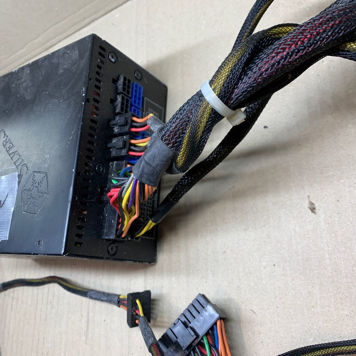 750W / SST-ST75F-P / 80PLUS 認証 ATX電源ユニット 動作確認済み PCパーツ PC電源ATX電源BOX 中古 タイプ 80PLUS 黒 （ P09）_画像6