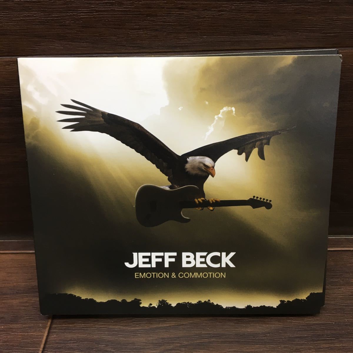 □ B-388 JEFF BECK ジェフ・ベック EMOTION&COMMOTION エモーション&コモーション DVD＋CD+ギターフィギュア 現状品_画像3