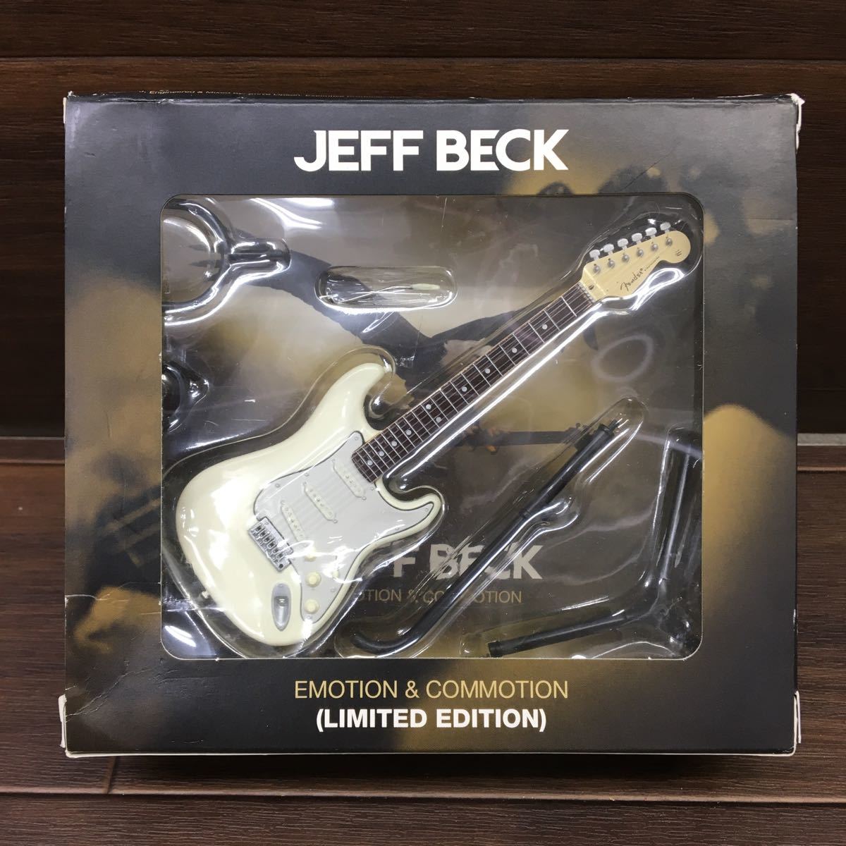 □ B-388 JEFF BECK ジェフ・ベック EMOTION&COMMOTION エモーション&コモーション DVD＋CD+ギターフィギュア 現状品_画像6