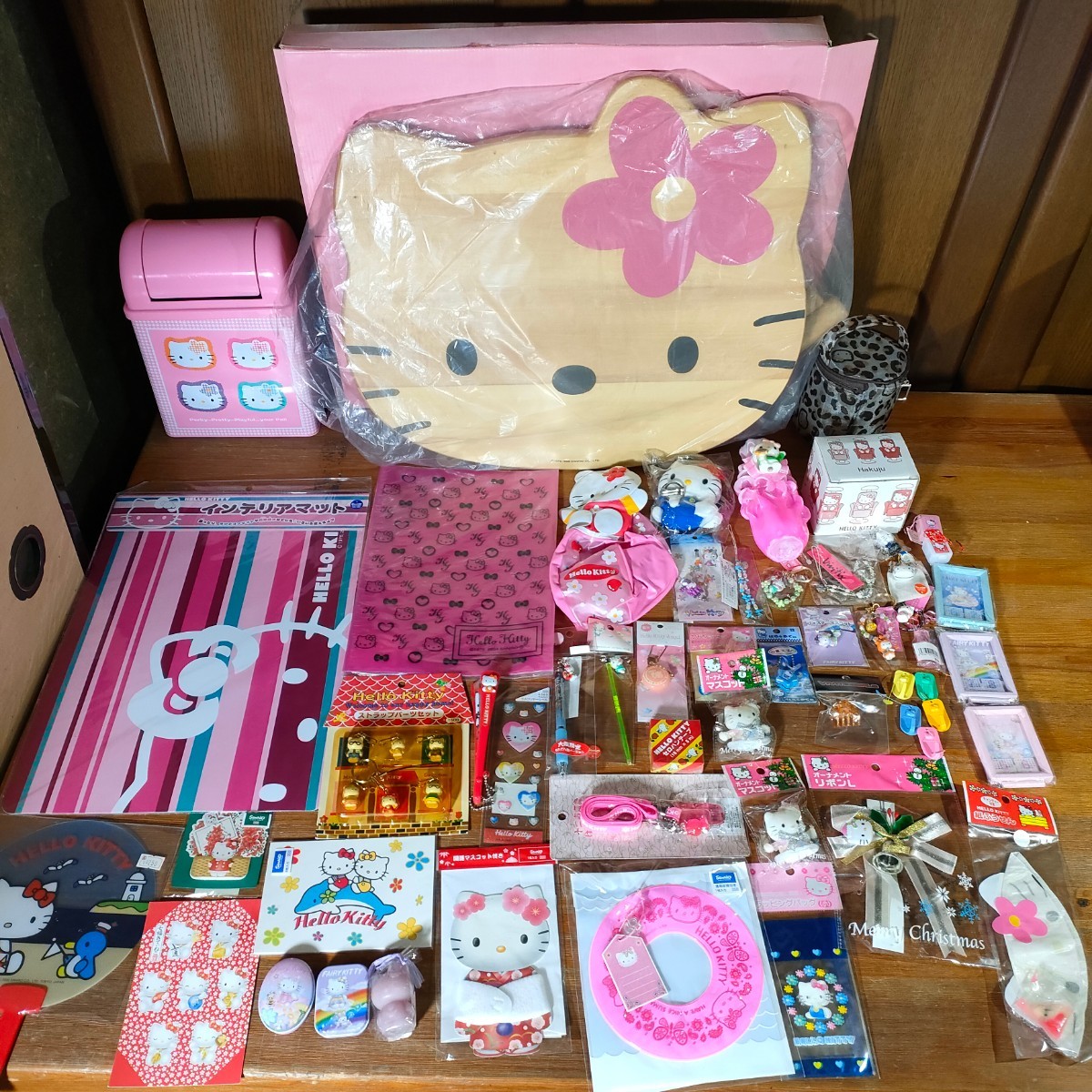 サンリオキティハローキティ大量まとめHELLO KITTY 雑貨日用品 サンリオキティハローキティ大量まとめHELLO KITTY 雑貨日用品