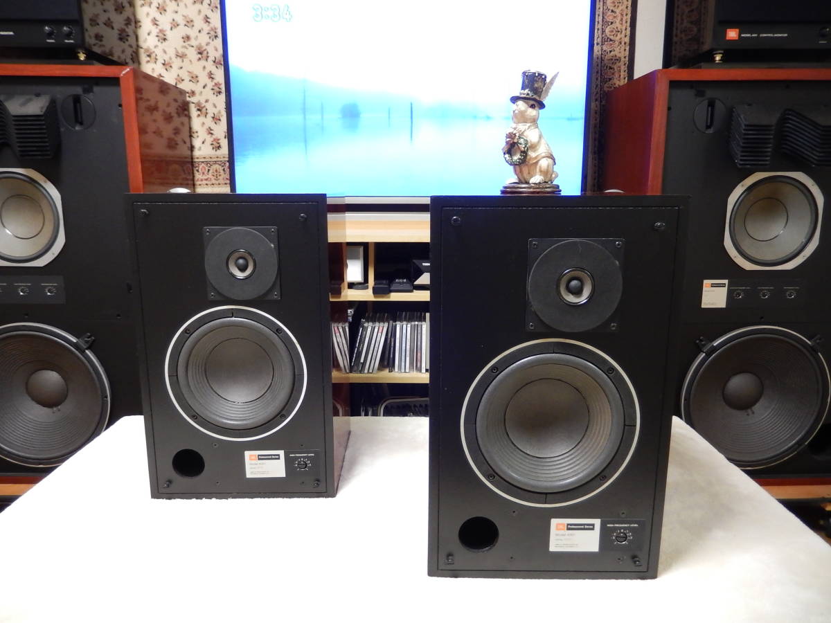 JBL 4301 WX alnico型號“序列號”在聲音和外觀方面都非常出色。 原文:音も姿も素晴らしい ＪＢＬ４３０１ＷＸアルニコモデル　“連番”　です。