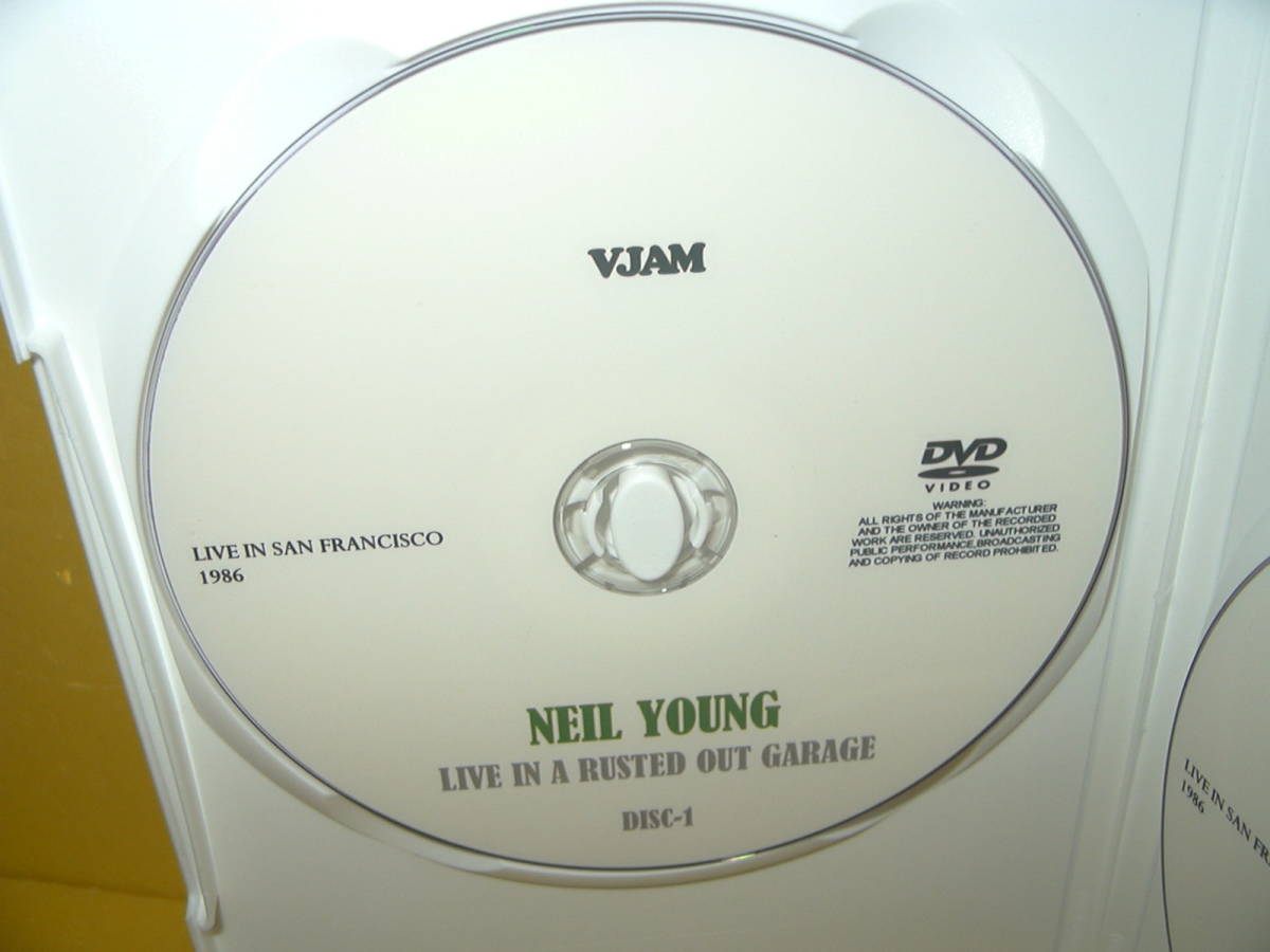 【2DVD】NEIL YOUNG「LIVE IN A RUSTED OUT GARAGE」_画像5