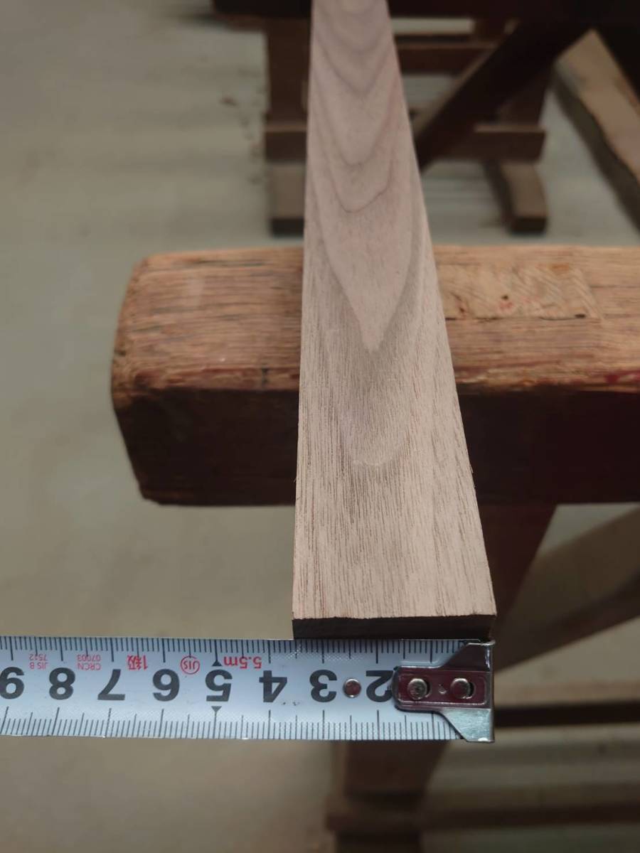 ウォルナット　WN　No.1125-A　無垢　乾燥材　角材（長さ810㎜ｘ幅35㎜ｘ厚み35㎜）1本　木材　DIY　棚板　小物作りに_画像2