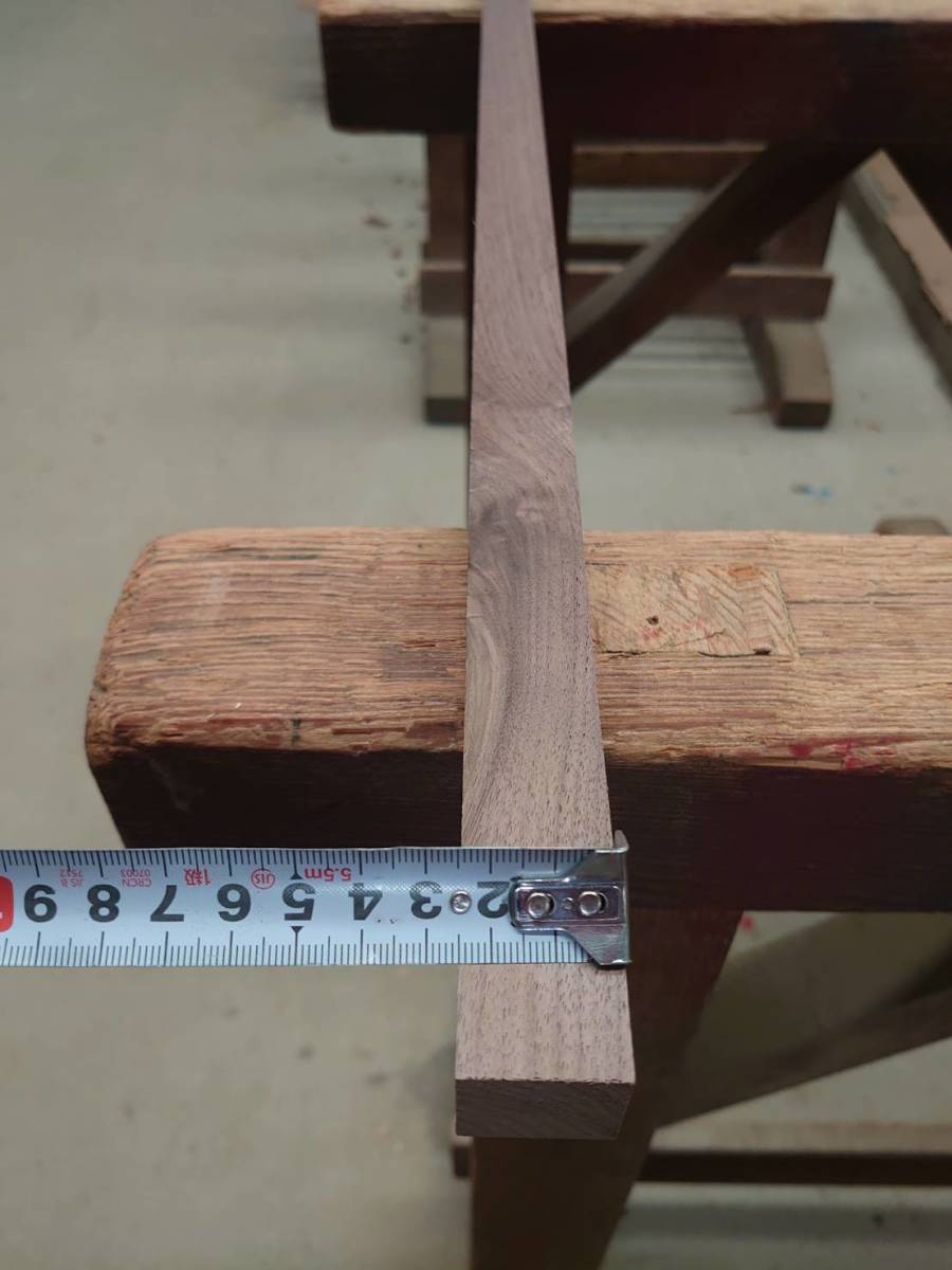 ウォルナット　WN　No.1125-C　無垢　乾燥材　角材（長さ810㎜ｘ幅25㎜ｘ厚み25㎜）1本　木材　DIY　棚板　小物作りに_画像2