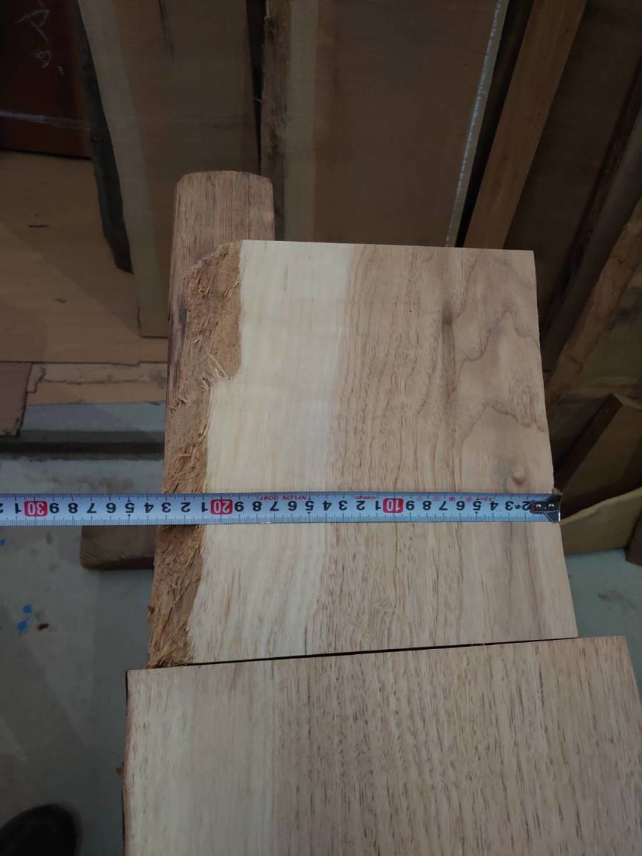 くるみ　　胡桃　No.1129-H　無垢　乾燥材　板（長さ180～270㎜ｘ幅210～270㎜ｘ厚み35～36㎜）3枚　木材　DIY　棚板　小物作りに_画像2