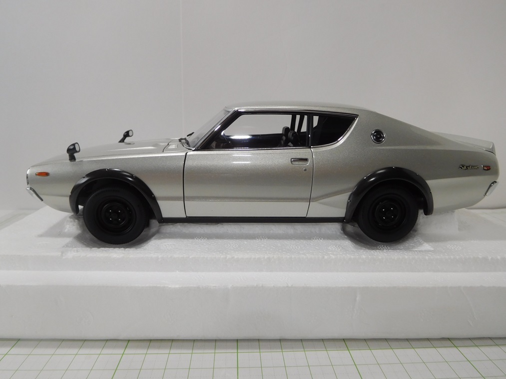 ◎Aa1/18　日産 スカイライン 2000 GT-R (KPGC110) ケンメリ　　シルバー_画像2