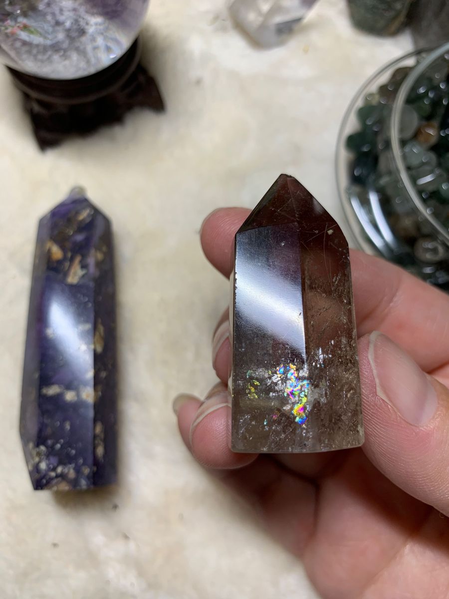 天然石 水晶 スギライト×フローライト共生 タワー 長さ78 8mm+虹 天然石 水晶 スギライト×フローライト共生 タワー 長さ78 8mm+虹
