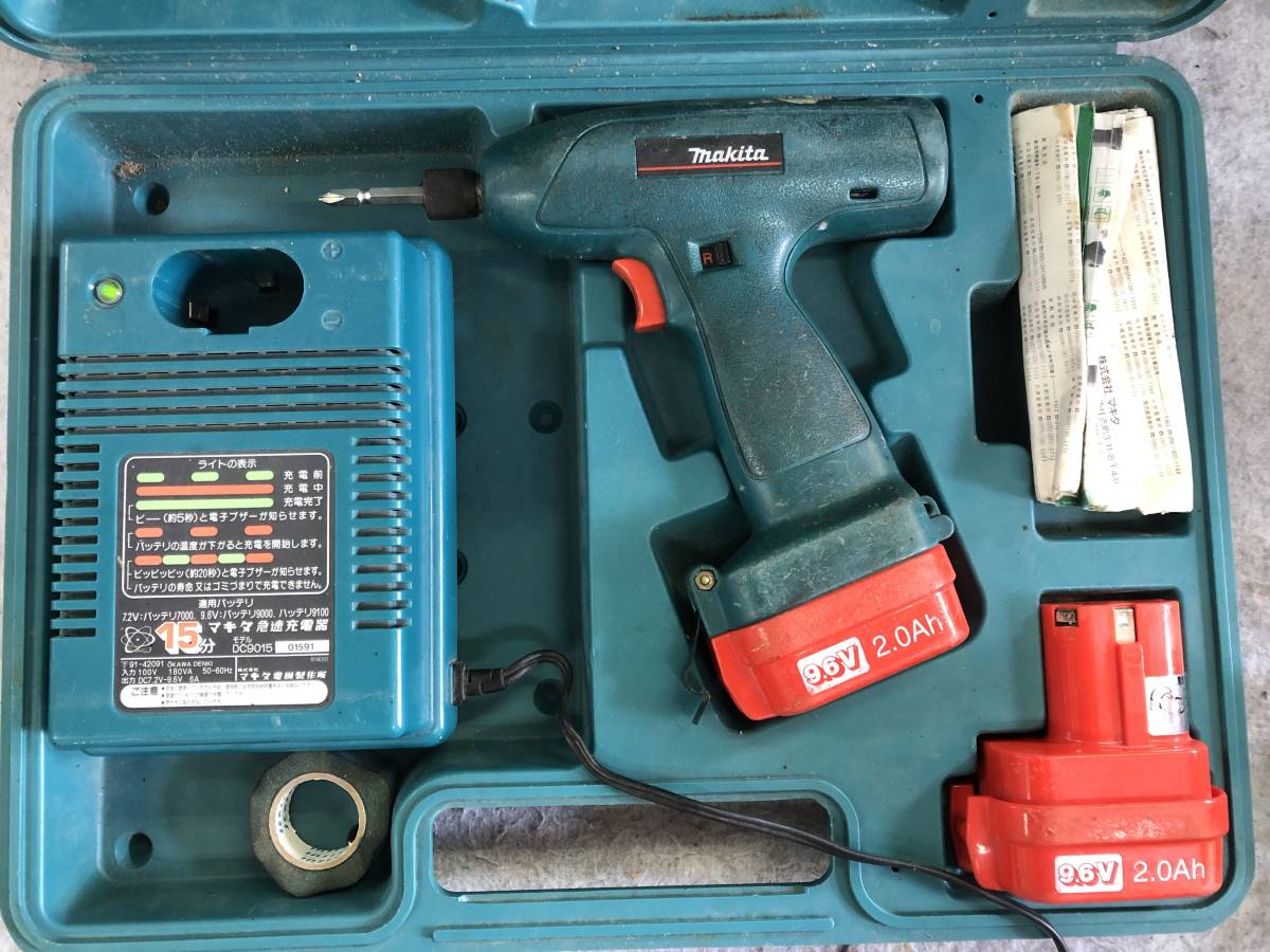 N-3941 ★ makita マキタ インパクトドライバ 6903VD 電動工具 充電式 充電器/DC9015 バッテリー/ジャンク _画像1