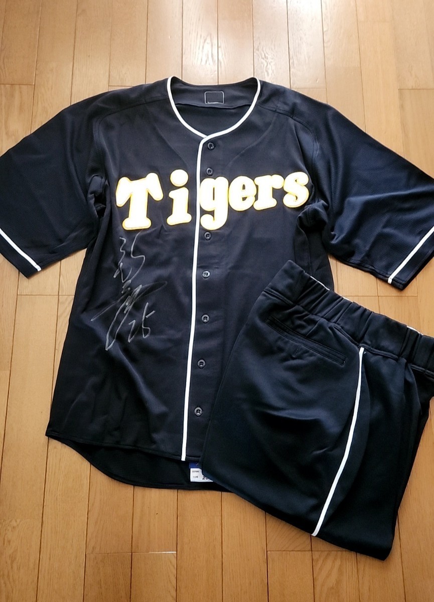 阪神タイガース 25 新井貴浩選手 2010年 実使用 直筆サイン入り 阪神タイガース 25 新井貴浩選手 2010年 実使用 直筆サイン入り