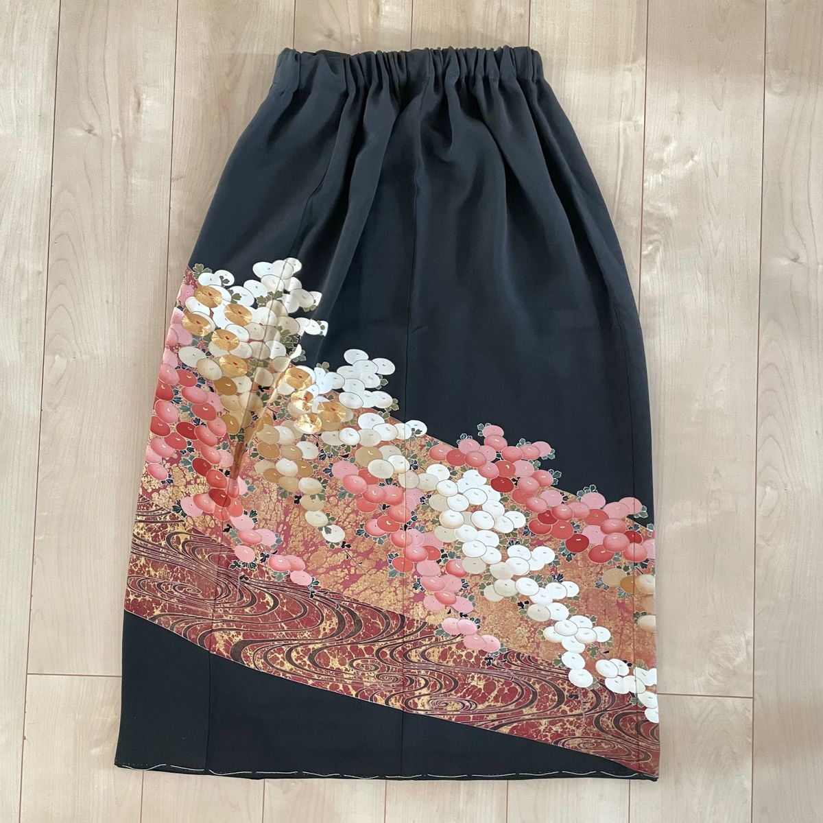 黒留袖リメイク 光琳菊　ロングスカート　正絹　フリーサイズ  大きなサイズ