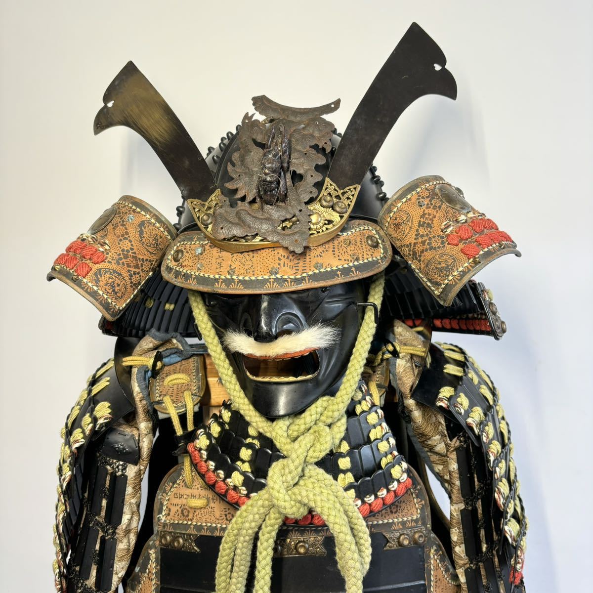 鎧兜 等身大 左三つ巴紋 具足 前立て 龍 鎧櫃付属 （検） 武具 甲冑 兜 鎧 鎧一式_画像5