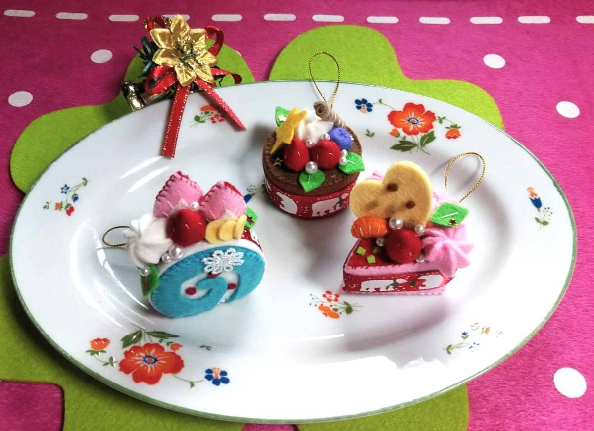 ハンドメイドフェルト☆クリスマス風カラフルなケーキセット３個ストラップ☆_フェルトで出来たクリスマス風ケーキです