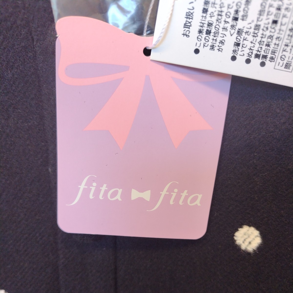 fitafita ワンピースMサイズブラック 長袖１１／２２ 新品未使用タグ付き定価14,490円サイズ着丈80身幅40肩幅33袖丈45 早い者勝ち　リボン_画像3