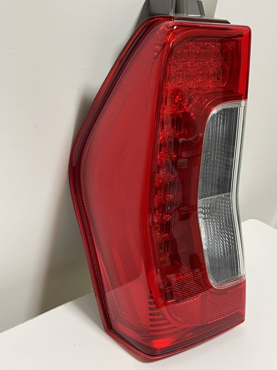 ダイハツ 純正 タント X LA600S 左テールランプ 81561-B2350 ダイハツ 純正 タント X LA600S 左テールランプ 81561-B2350