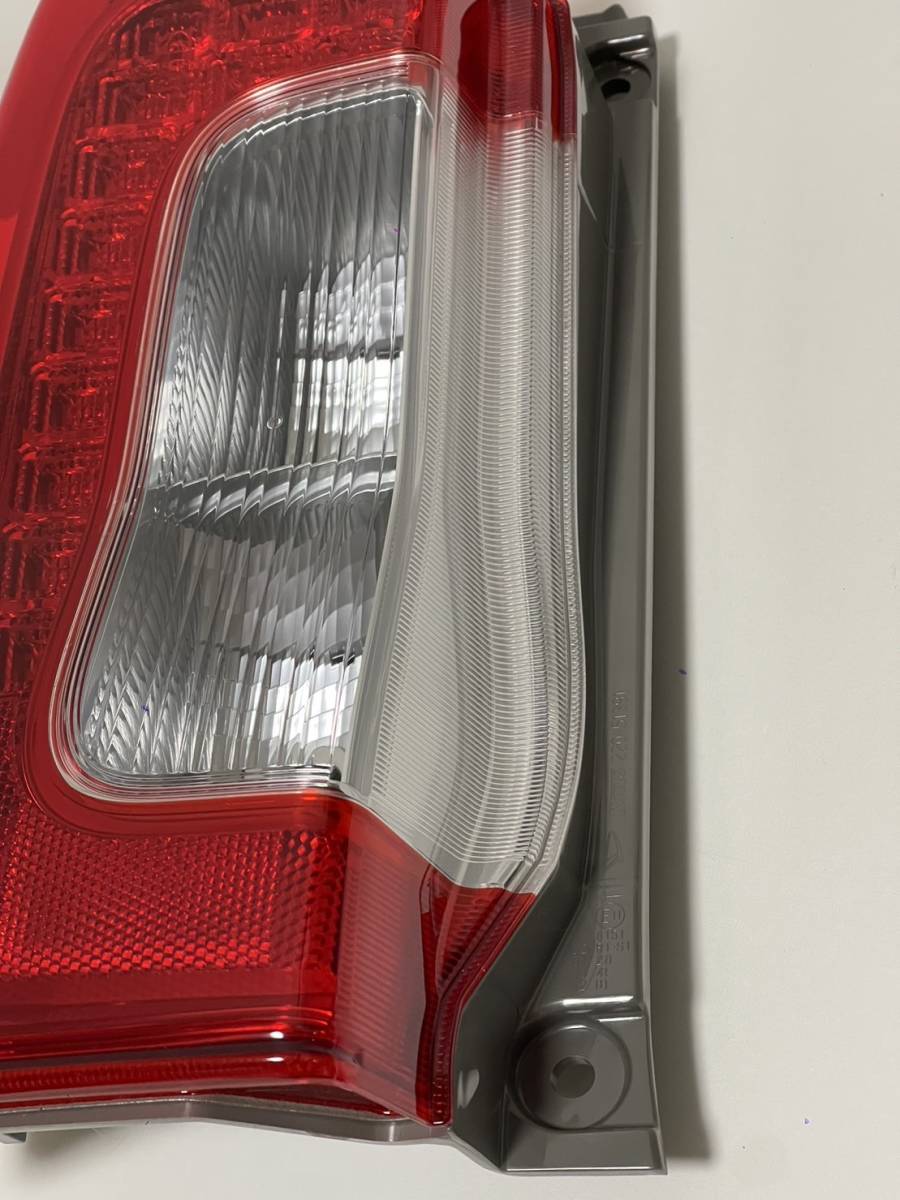 ダイハツ 純正 タント X LA600S 左テールランプ 81561-B2350 ダイハツ 純正 タント X LA600S 左テールランプ 81561-B2350